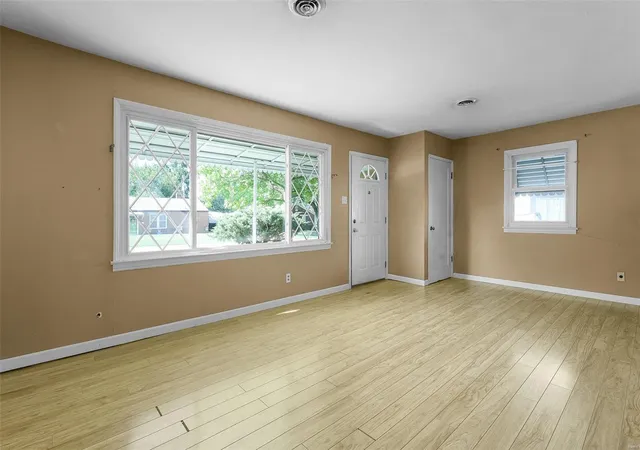 Photo 4 of Single Family Residence at 6437 Vita Dr, Saint Louis, MO 63123 | MLS# MIS22060221 | | Sold on 2022-11-04
