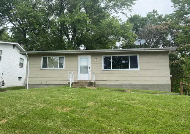 Single Family Residence at 7453 Halpin Dr, Saint Louis, MO 63135 | MLS# MIS22064447 | | Sold on 2022-09-26