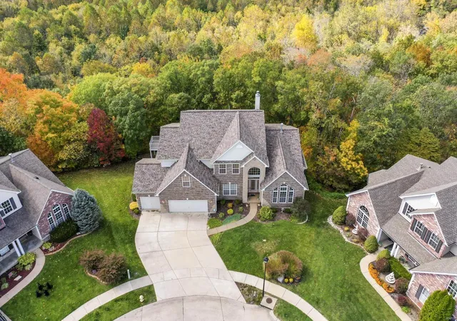 Photo 1 of Single Family Residence at 6 Crestwyck Ct, Lake Saint Louis, MO 63367 | MLS# MIS22065594 | | Sold on 2023-03-08