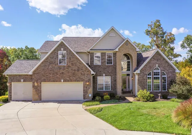 Photo 2 of Single Family Residence at 6 Crestwyck Ct, Lake Saint Louis, MO 63367 | MLS# MIS22065594 | | Sold on 2023-03-08