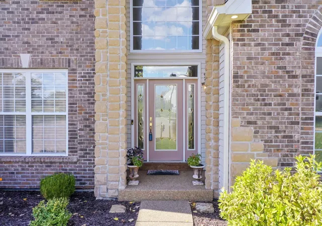 Photo 3 of Single Family Residence at 6 Crestwyck Ct, Lake Saint Louis, MO 63367 | MLS# MIS22065594 | | Sold on 2023-03-08