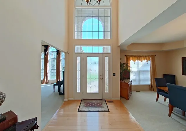 Photo 4 of Single Family Residence at 6 Crestwyck Ct, Lake Saint Louis, MO 63367 | MLS# MIS22065594 | | Sold on 2023-03-08