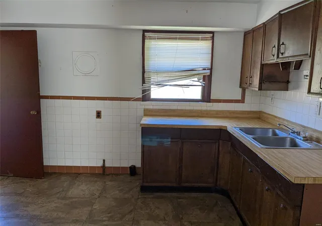 Photo 4 of Single Family Residence at 2109 Brookfield Dr, Saint Louis, MO 63136 | MLS# MIS22067347 |  | Sold on 2023-04-27