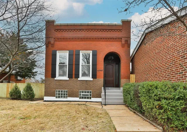 Condominium at 3728 Phillips Pl, Saint Louis, MO 63116 | MLS# MIS22073938 | | Sold on 2023-03-09