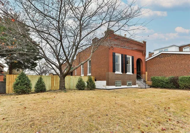 Photo 1 of Condominium at 3728 Phillips Pl, Saint Louis, MO 63116 | MLS# MIS22073938 | | Sold on 2023-03-09