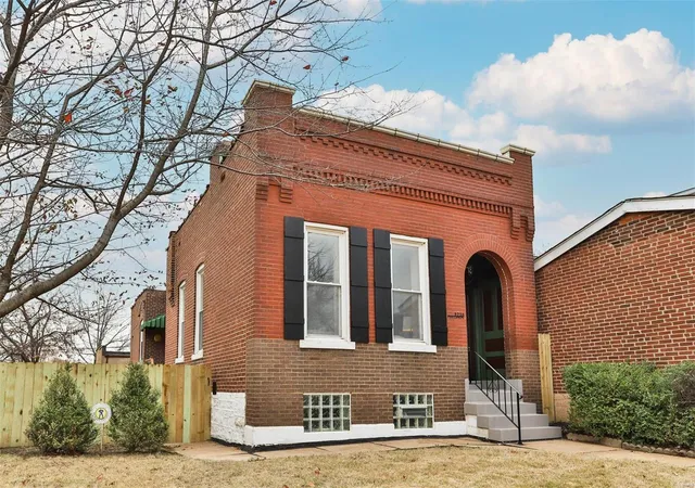 Photo 2 of Condominium at 3728 Phillips Pl, Saint Louis, MO 63116 | MLS# MIS22073938 | | Sold on 2023-03-09
