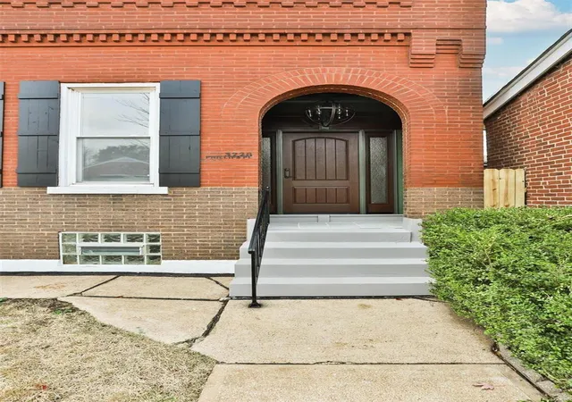 Photo 3 of Condominium at 3728 Phillips Pl, Saint Louis, MO 63116 | MLS# MIS22073938 | | Sold on 2023-03-09
