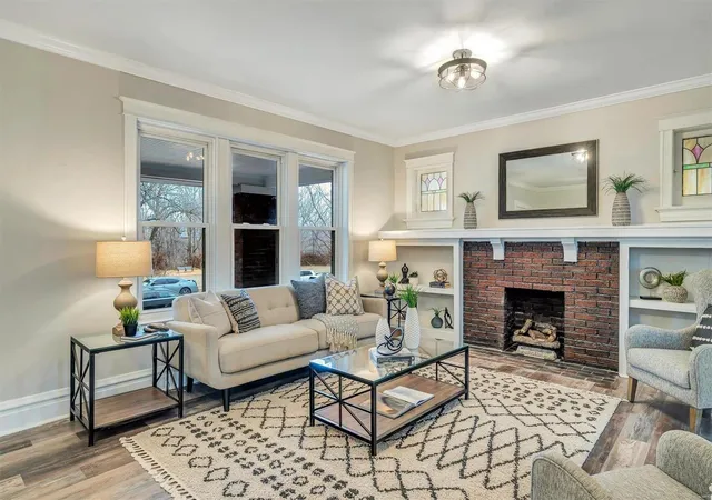 Photo 4 of Single Family Residence at 3146 Geyer Ave, Saint Louis, MO 63104 | MLS# MIS23000319 | | Sold on 2023-03-01
