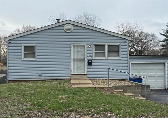 Single Family Residence at 10108 Royal Dr, Saint Louis, MO 63136 | MLS# MIS23015047 | | Sold on 2023-05-05