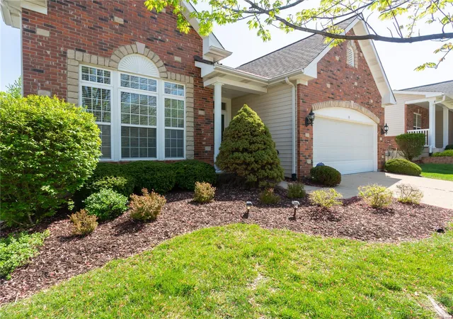 Photo 2 of Villa at 18 Eagle Bluff Ln, Saint Charles, MO 63303 | MLS# MIS23019308 | | Sold on 2023-05-10