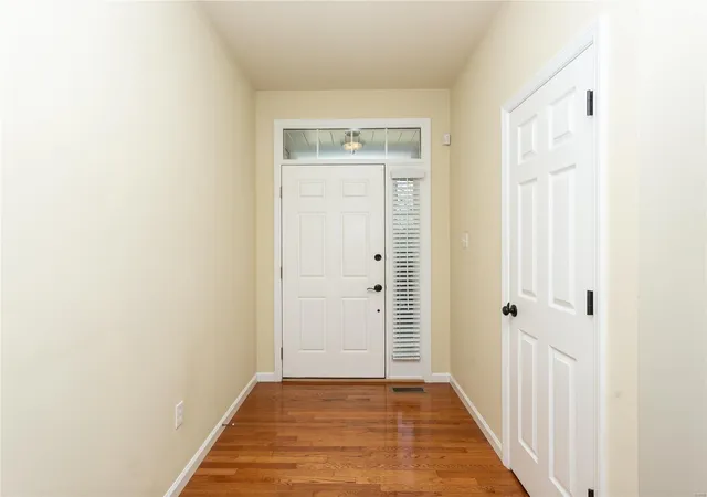 Photo 3 of Villa at 18 Eagle Bluff Ln, Saint Charles, MO 63303 | MLS# MIS23019308 | | Sold on 2023-05-10