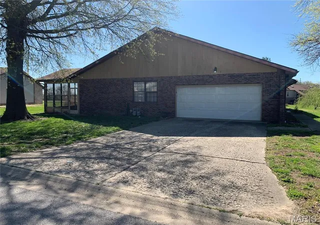 Photo 1 of Multi Family at 400 University Dr, Belleville, IL 62221 | MLS# MIS23020574 | | Sold on 2025-12-29