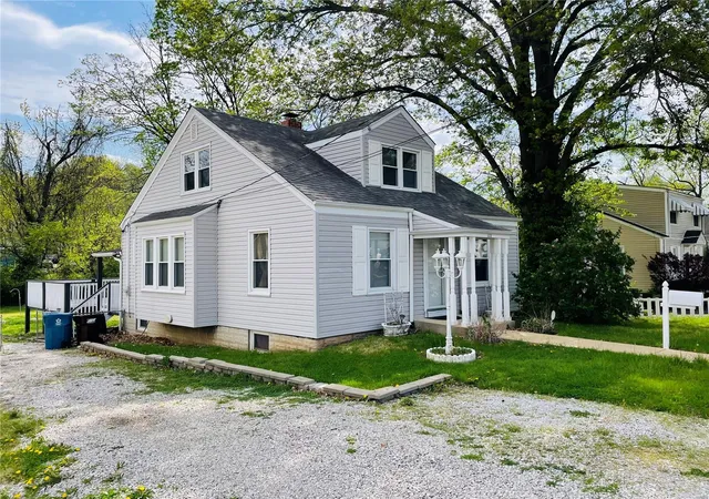 Photo 1 of Single Family Residence at 122 Cunningham Ave, Saint Louis, MO 63135 | MLS# MIS23021824 | | Sold on 2023-05-19