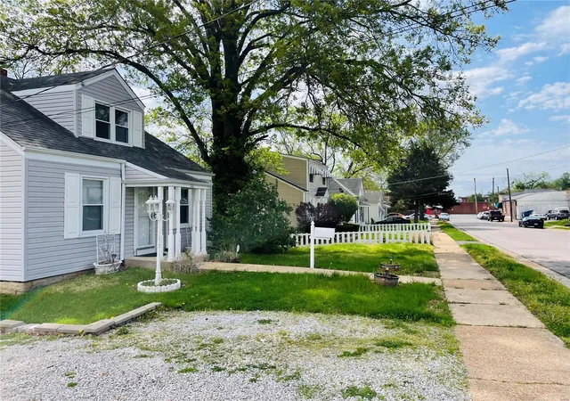 Photo 2 of Single Family Residence at 122 Cunningham Ave, Saint Louis, MO 63135 | MLS# MIS23021824 | | Sold on 2023-05-19