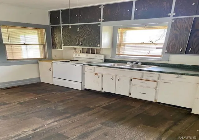 Photo 3 of Single Family Residence at 332 S Elm, Dexter, MO 63841 | MLS# MIS23025047 | | Sold on 2025-10-14