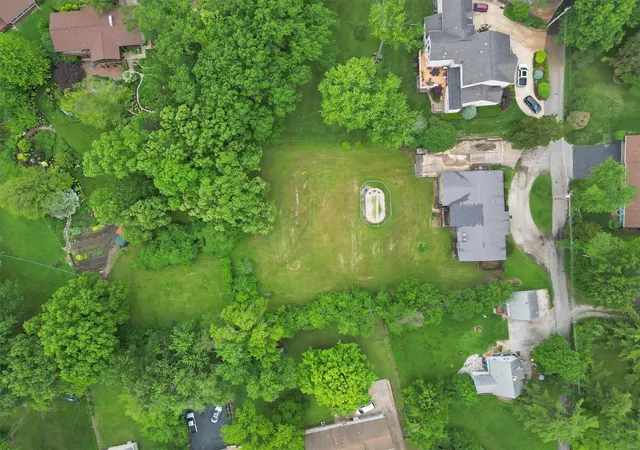 Photo 2 of Single Family Residence at 8647 Watson Ridge Dr, Saint Louis, MO 63126 | MLS# MIS23027598 | | Sold on 2023-07-06