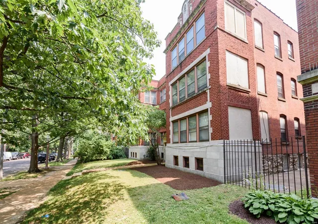Photo 3 of Condominium at 5398 Pershing Ave #3E, Saint Louis, MO 63112 | MLS# MIS23033821 | | Sold on 2023-08-25