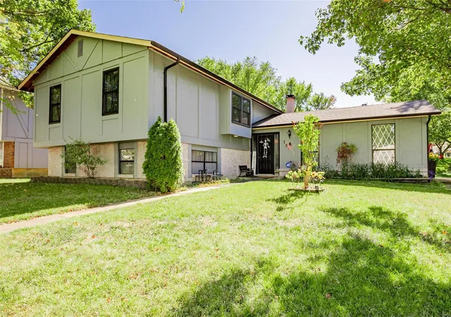 Single Family Residence at 16 Creekside Dr, Saint Peters, MO 63376 | MLS# MIS23065877 | | Sold on 2023-12-08