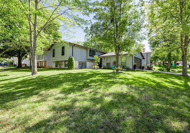 Photo 1 of Single Family Residence at 16 Creekside Dr, Saint Peters, MO 63376 | MLS# MIS23065877 | | Sold on 2023-12-08