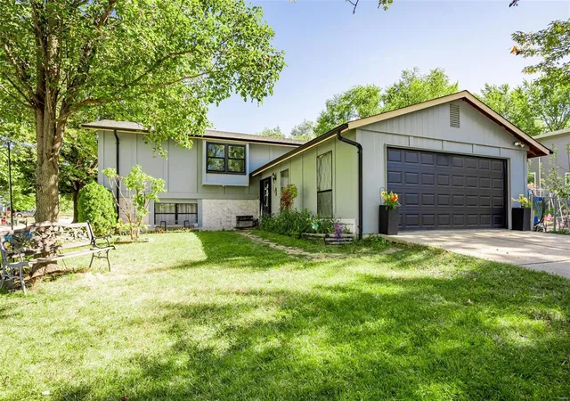 Photo 2 of Single Family Residence at 16 Creekside Dr, Saint Peters, MO 63376 | MLS# MIS23065877 | | Sold on 2023-12-08