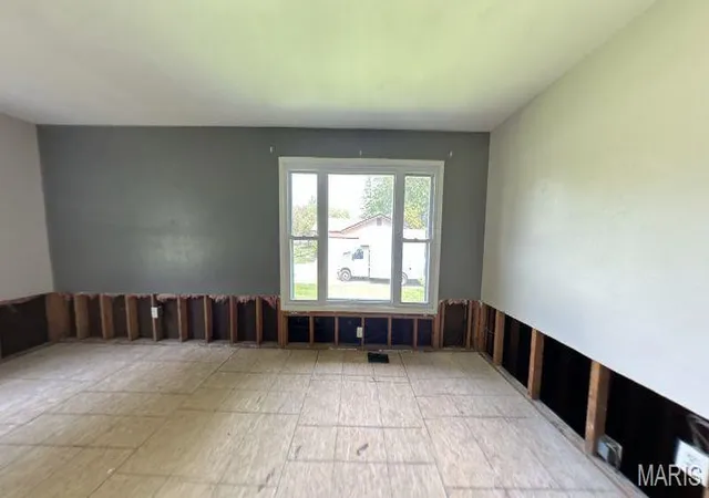 Photo 2 of Single Family Residence at 224 Shelburne Dr, Saint Charles, MO 63301 | MLS# MIS23066650 | | Sold on 2025-06-17