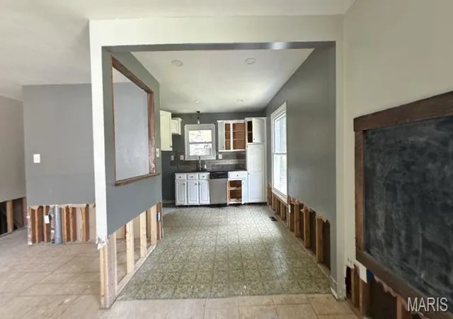 Photo 3 of Single Family Residence at 224 Shelburne Dr, Saint Charles, MO 63301 | MLS# MIS23066650 | | Sold on 2025-06-17