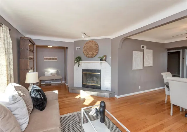 Photo 4 of Single Family Residence at 6421 Lindenwood Pl, Saint Louis, MO 63109 | MLS# MIS23069480 | | Sold on 2024-02-05