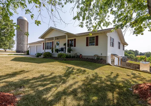Photo 3 of Single Family Residence at 12704 Oxford Dr, Conway, MO 65632 | MLS# MIS24010382 | | Sold on 2025-07-25