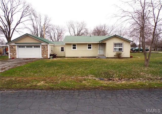Photo 1 of Single Family Residence at 904 N Walnut St N, Vandalia, MO 63382 | MLS# MIS24013198 |  | Sold on 2025-07-03