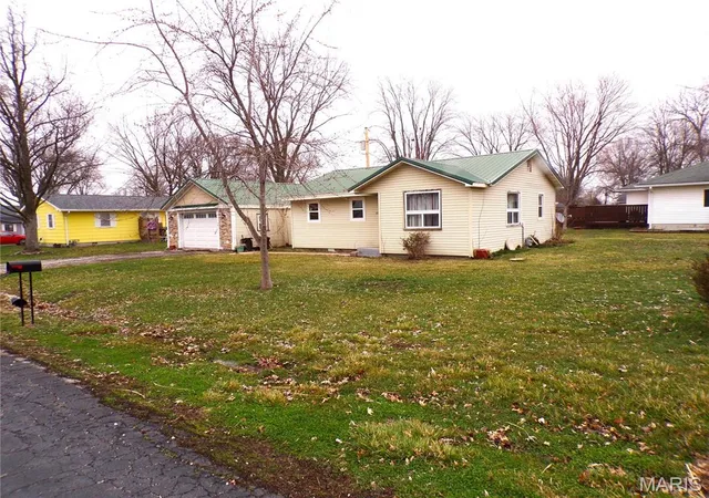 Photo 2 of Single Family Residence at 904 N Walnut St N, Vandalia, MO 63382 | MLS# MIS24013198 |  | Sold on 2025-07-03