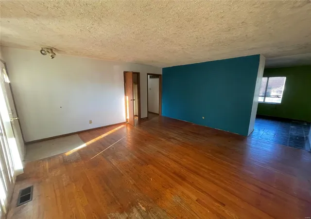 Photo 4 of Single Family Residence at 3132 Jacqueline Ct, Saint Louis, MO 63114 | MLS# MIS24014035 | | Sold on 2024-03-28