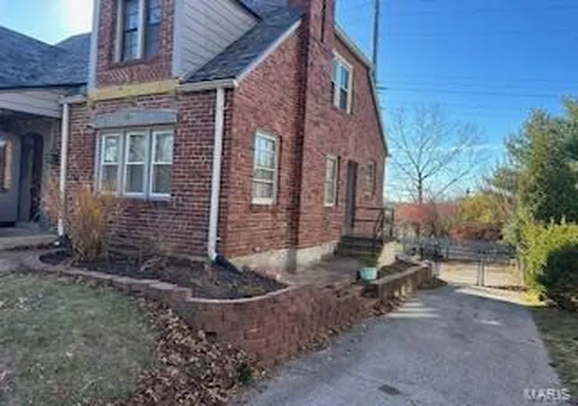 Photo 4 of Single Family Residence at 16 Hanley Downs, Saint Louis, MO 63117 | MLS# MIS24014805 | | Sold on 2025-01-27