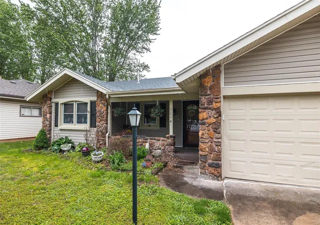 Photo 2 of Single Family Residence at 1114 E Cambridge St, Springfield, MO 65807 | MLS# MIS24027202 | | Sold on 2025-02-12