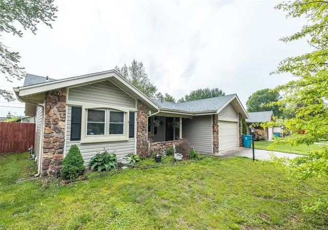 Photo 3 of Single Family Residence at 1114 E Cambridge St, Springfield, MO 65807 | MLS# MIS24027202 | | Sold on 2025-02-12