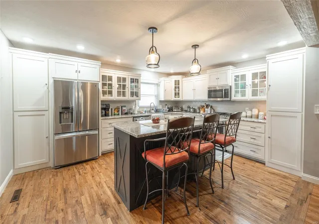 Photo 5 of Single Family Residence at 1114 E Cambridge St, Springfield, MO 65807 | MLS# MIS24027202 | | Sold on 2025-02-12