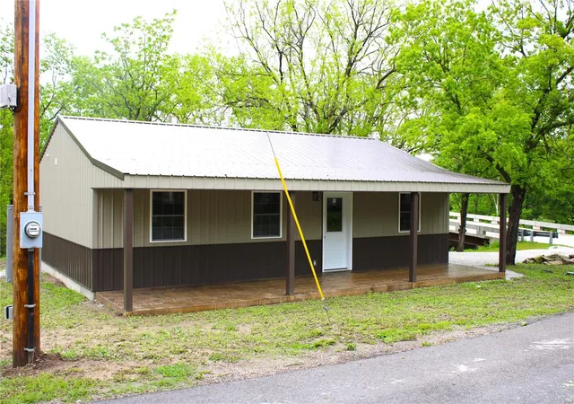 Photo 4 of Single Family Residence at 314 East Madison St, Paris, MO 65275 | MLS# MIS24028007 | | Sold on 2024-10-08