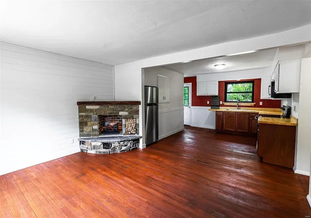 Photo 3 of Single Family Residence at 2924 Lyndhurst Ave, Saint Louis, MO 63121 | MLS# MIS24029031 |  | Sold on 2024-10-10