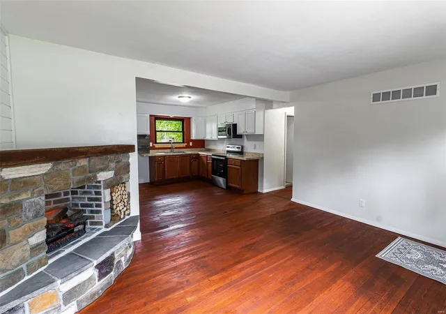 Photo 4 of Single Family Residence at 2924 Lyndhurst Ave, Saint Louis, MO 63121 | MLS# MIS24029031 |  | Sold on 2024-10-10