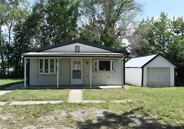 Photo 1 of Single Family Residence at 206 E Chestnut, Shelbina, MO 63468 | MLS# MIS24039244 |  | Sold on 2025-02-13