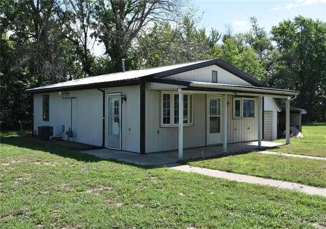 Photo 2 of Single Family Residence at 206 E Chestnut, Shelbina, MO 63468 | MLS# MIS24039244 |  | Sold on 2025-02-13