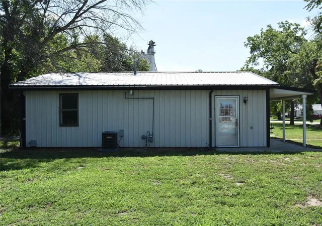 Photo 3 of Single Family Residence at 206 E Chestnut, Shelbina, MO 63468 | MLS# MIS24039244 |  | Sold on 2025-02-13