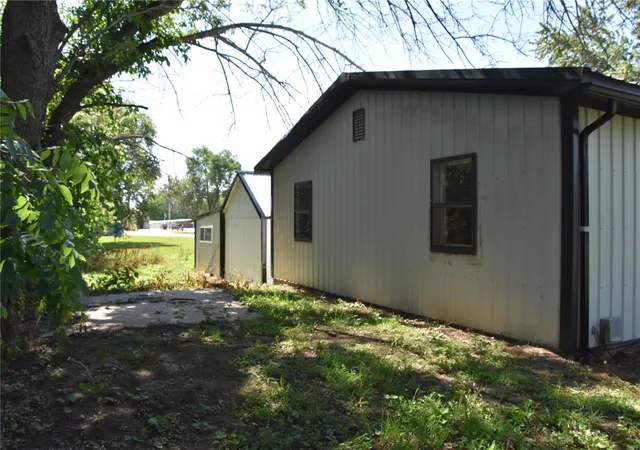 Photo 4 of Single Family Residence at 206 E Chestnut, Shelbina, MO 63468 | MLS# MIS24039244 |  | Sold on 2025-02-13