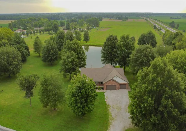 Single Family Residence at 2736 Staunton Rd, Troy, IL 62294 | MLS# MIS24039261 | | Sold on 2025-02-14