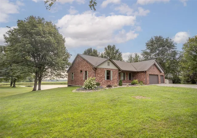 Photo 1 of Single Family Residence at 2736 Staunton Rd, Troy, IL 62294 | MLS# MIS24039261 | | Sold on 2025-02-14