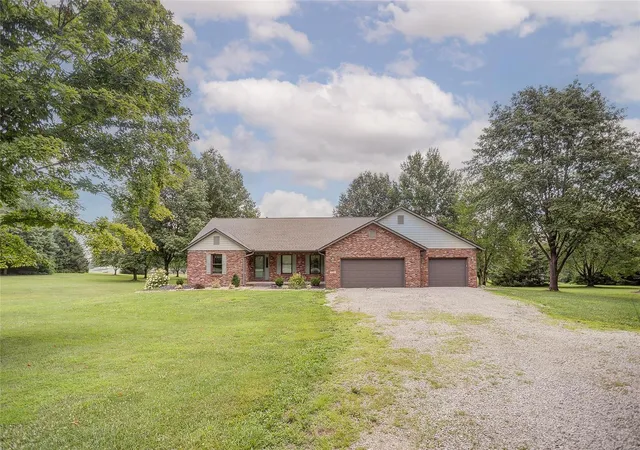 Photo 2 of Single Family Residence at 2736 Staunton Rd, Troy, IL 62294 | MLS# MIS24039261 | | Sold on 2025-02-14