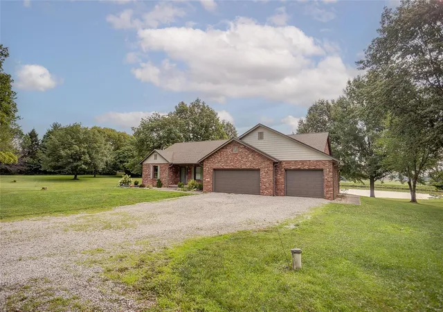 Photo 3 of Single Family Residence at 2736 Staunton Rd, Troy, IL 62294 | MLS# MIS24039261 | | Sold on 2025-02-14