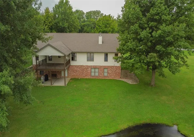 Photo 4 of Single Family Residence at 2736 Staunton Rd, Troy, IL 62294 | MLS# MIS24039261 | | Sold on 2025-02-14