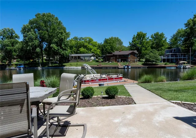 Photo 3 of Single Family Residence at 40 Burgundy Dr, Lake Saint Louis, MO 63367 | MLS# MIS24039393 | | Sold on 2024-10-10
