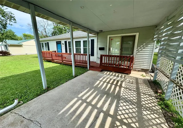 Photo 3 of Single Family Residence at 525 Park St, Monroe City, MO 63456 | MLS# MIS24042158 | | Sold on 2024-12-20