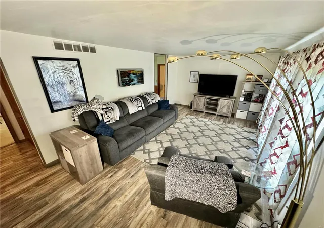 Photo 4 of Single Family Residence at 525 Park St, Monroe City, MO 63456 | MLS# MIS24042158 | | Sold on 2024-12-20